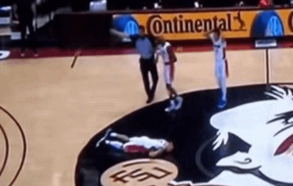 SNIMAK KOJI JE UŽASNUO AMERIKU: <span style='color:red;'><b>NBA igrač</b></span> doživeo JEZIVU stvar na terenu! (UZNEMIRUJUĆI VIDEO)